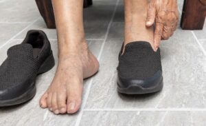 Dia do Idoso: 5 sinais nos pés que aumentam o risco de queda